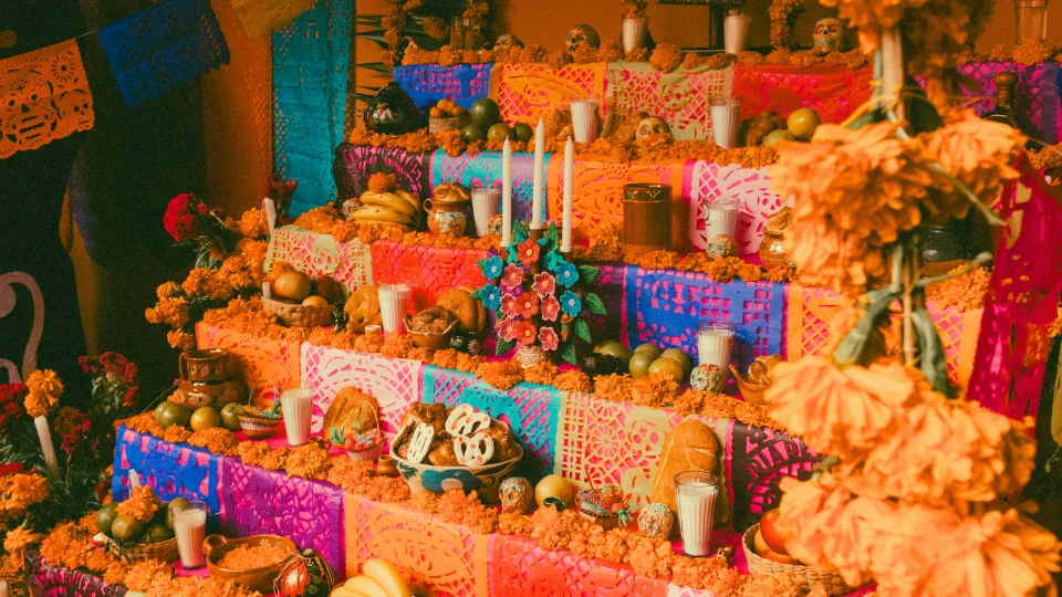 Official museum image of a colorful Día de los Muertos altar.