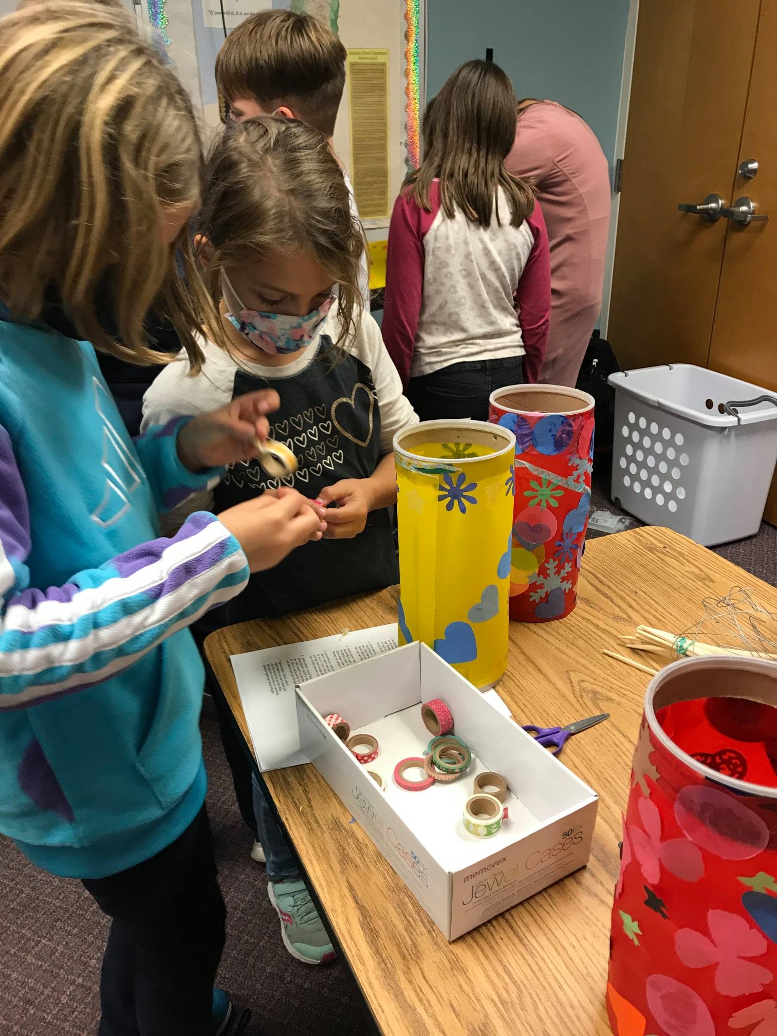 School photograph of children making colorful lanterns, used on the official parade page.