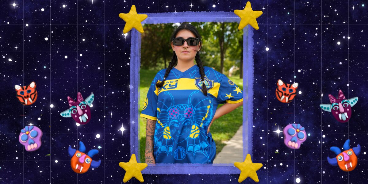 Imagen oficial del taller con Fabiola Rivera en una camiseta azul y amarilla, rodeada de estrellas y figuras de arcilla de colores.