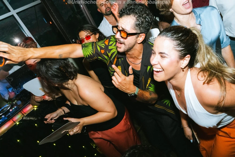 Fotografía del organizador de una edición anterior de Una Noche en Caracas; no corresponde al próximo evento de Halloween.